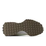 Championes New Balance modelo 327 color crema, con detalles en blanco y suela marrón.