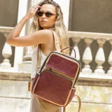 Mochila combinada color verde militar y mostaza, con doble bolsillo frontal y cierre de cremallera. Tiene asa de mano y correas regulables.