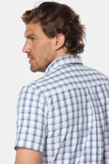 Camisa sport de manga corta a cuadros en tonos suaves de verde y azul sobre fondo blanco, con cuello camisero y cierre frontal de botones.