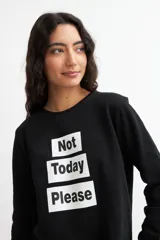 Remera negra de algodón con estampado frontal que dice "Not Today Please" en tres líneas, con letras blancas sobre rectángulos negros y bordes blancos.