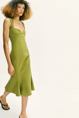 Vestido midi verde lima, sin mangas, con escote corazón y bajo evasé.