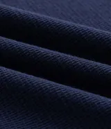 Remera de corte regular confeccionada en tejido de algodón texturizado, con cuello redondo y detalles de rayas contrastantes en cuello y mangas.
