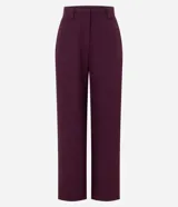 Pantalón de sastrería corte recto, color marrón, con cintura de tiro medio, trabillas largas y bolsillos traseros.