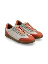 Sneaker acordonado de cuero con diseño multicolor en tonos gris, naranja y verde menta, con suela texturizada color miel y pas cordones al tono.