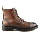 Bota de cuero color marrón con cordones, suela de goma y logo de la marca grabado en el lateral.