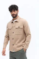 Sobrecamisa de líneas clásicas, color azul marino, con bolsillos frontales y botones. Confeccionada en algodón y lino, de calce regular.