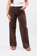 Pantalón wide leg de denim con estampado animal print en tonos chocolate y café, de tiro alto y corte recto y fluido.