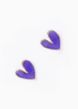 Par de aros con forma de corazón esmaltado color violeta, con borde dorado y cierre a presión.