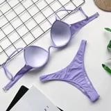 Conjunto de bikini color lila, compuesto por un soutien con aro y tirantes finos regulables, y una bombacha colaless de tiro medio.