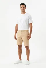 Bermuda de gabardina color beige, de corte recto con bolsillos laterales y trabillas para cinturón.