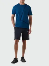 Camiseta azul con diseño de líneas finas en el frente y logo pequeño de la marca BOSS en el lateral inferior.