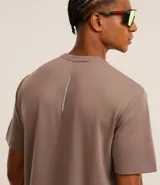 Remera deportiva de manga corta y cuello redondo, confeccionada en tejido tech fleece con tecnología dry que facilita la transpiración y el secado rápido. Presenta un corte comfort holgado y diseño liso sin estampas.