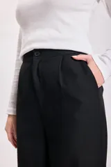 Pantalón de vestir de corte ancho y tiro alto, con diseño de pierna recta y bolsillos laterales.