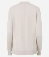 Suéter de punto bordó, con cuello alto, mangas largas y costuras verticales decorativas en el frente.