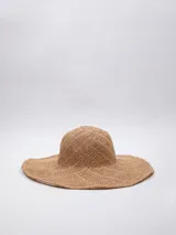 Gorro de playa tejido color beige, con ala ancha moldeable.