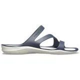 Sandalias Crocs Swiftwater color azul marino con suela blanca y diseño de tiras flexibles.