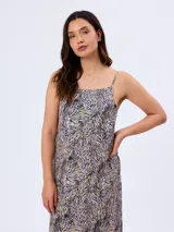 Vestido largo de viscosa con estampado abstracto en tonos azul y beige, escote cuadrado y tirantes finos. Presenta un corte recto y holgado con una abertura lateral en el dobladillo.
