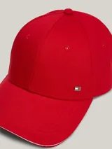 Gorra de béisbol roja de seis paneles, con visera curva, ojales de ventilación y pequeña placa metálica con el logo de la marca en el lateral frontal.