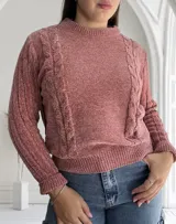 Sweater rosado de tejido de punto con cuello alto y mangas largas con diseño de trenzas.