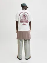 Remera de manga corta y cuello redondo, color blanco, de calce holgado. Presenta un pequeño estampado en el pecho.