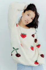 Sweater tejido de lana merino color crema con bordado de frutillas y cerezas.