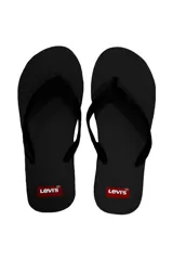 Chancletas Levi's de color negro con tiras de dedo y el logo de la marca en la plantilla sobre fondo rojo.