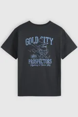 Remera Levi's de corte relajado, color negro, con cuello redondo, manga corta y pequeño estampado en el pecho con el logo de la marca enmarcado en un cartel señalizador.