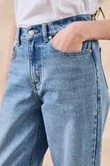 Pantalón de jean celeste de corte recto, tiro medio y confeccionado en 100% algodón.