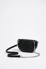 Riñonera gris de cuero con dos bolsillos frontales con cierre y correa de cadena plateada.