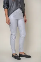 Pantalón recto de animal print gris claro, con cintura alta tipo faja y sin cierre.