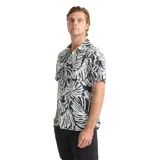 Camisa de manga corta Roark Bless Up de tejido técnico perforado con estampado tropical de hojas, cuello camisero y cierre frontal de botones.