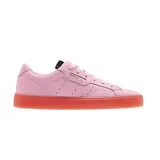 Championes Adidas modelo Sleek W, de diseño minimalista en color rosado con suela de goma translúcida en tono rojizo. Presenta perforaciones laterales características de la marca y logo dorado en el lateral.