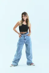 Jean de corte oversize con tiro medio-alto, confeccionado en algodón con lavado ice color celeste.