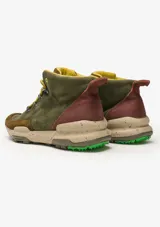 Calzado de trekking Satorisan modelo Kiso Premium, en tonos verde militar, marrón y suela tostada con detalles moteados. Diseño de caña media con cordones de alpinista y ganchos metálicos.