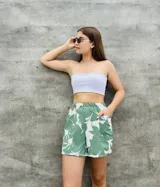 Short de tiro alto con estampado animal print y bolsillos laterales.