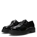 Zapato tipo mocasín de charol negro con suela track gruesa y cierre mediante hebilla metálica en el empeine.
