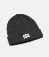 Gorro de tejido de punto color lila, estilo beanie con borde doblado y etiqueta frontal.