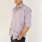 Camisa de hombre a cuadros celestes y rosa claro, de manga larga con puños abotonados y cuello clásico.