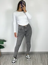 Pantalón de jean chupín gris claro con efecto lavado.