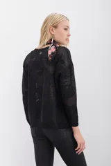 Sweater de calce relajado con diseño jacquard floral y destellos de lurex. Presenta cuello redondo en rib, mangas largas y puños con terminación en punto festón.