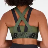 Top deportivo verde oliva de New Balance, modelo Relentless Crop Bra WB31175DON, con tecnología NB DRYx que absorbe la humedad, cuello alto, tirantes finos y banda elástica con logo.