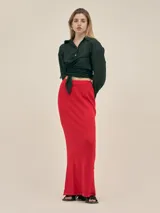 Falda larga tejida en algodón color rojo, con cintura elastizada y detalle de logo en cobre.