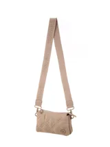 Bandolera matelassé de color beige con patrón de rombos, cierre superior con cremallera y correa regulable desmontable.
