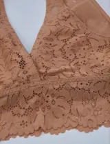 Pack de dos bralettes de encaje, uno color rosa y otro color gris.