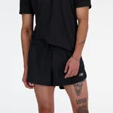 Short deportivo negro de New Balance, modelo 3 Inch Split, para hombre. Confeccionado en tejido ligero y elástico perforado con tecnología NB DRY de secado rápido.