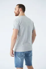 Remera gris de hombre con cuello redondo y manga corta.