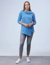 Buzo azul de tejido soft labrado marca Ruby Rd, con cuello volcado, delantera superpuesta, aplique de botones y terminación de ruedo asimétrico.