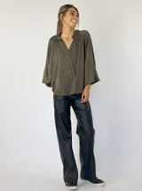 Pantalón plateado de corte oxford, confeccionado en tela metalizada elastizada.