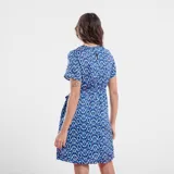 Vestido corto con estampado azul y blanco, cuello mao, mangas cortas y lazo en la cintura.