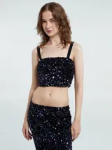 Top corto negro con lentejuelas multicolores y breteles finos no ajustables.
